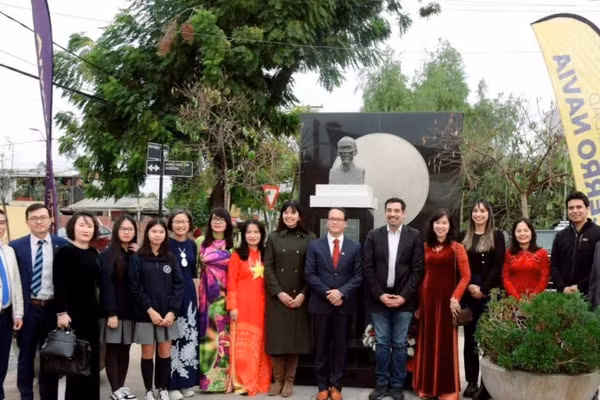 Các đại biểu thành kính dâng hoa tại tượng đài Chủ tịch Hồ Chí Minh (Ảnh: Đại sứ quán Việt Nam tại Chile)