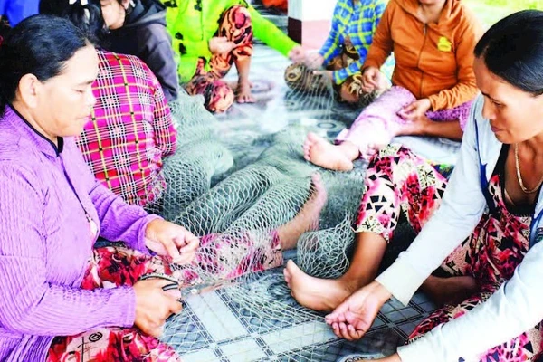 Nghề làm rập cua giúp người dân tăng thu nhập lúc nông nhàn.