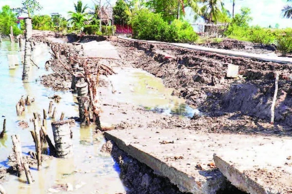 Sự cố sụt lún làm hư hỏng đường giao thông nông thôn, khiến việc đi lại giữa các ấp So Đũa, Má Tám và Hiệp Thành của xã Việt Thắng gặp nhiều khó khăn.