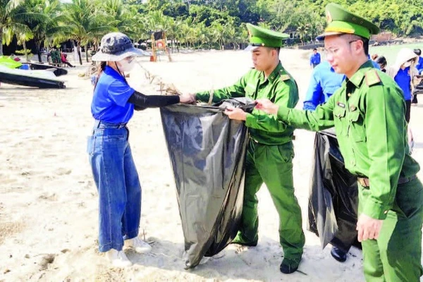 Cán bộ, chiến sĩ Biên phòng Cửa khẩu cảng Đà Nẵng cùng đoàn viên, thanh niên thành phố thu gom rác làm sạch bãi biển Đà Nẵng.