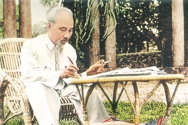 Được sống trong hòa bình, độc lập, hưởng thụ thành quả cách mạng, chúng ta biết ơn vô hạn công lao trời biển của Chủ tịch Hồ Chí Minh.