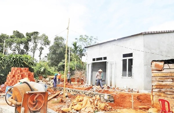 1- Nhờ sự chung tay của doanh nghiệp, nhà hảo tâm, nhiều hộ khó khăn xã Đắk Wer (huyện Đăk R'Lấp, tỉnh Đắk Nông) được xóa nhà tạm, nhà dột nát.