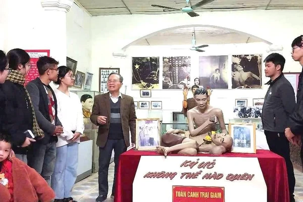 Cựu chiến binh Nguyễn Đình Quốc kể về những năm tháng gian lao nhưng vô cùng anh dũng. Ảnh: LƯU XA