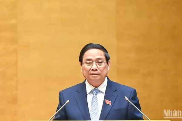 Thủ tướng Phạm Minh Chính trình bày Báo cáo của Chính phủ tại phiên khai mạc Kỳ họp. (Ảnh: DUY LINH)