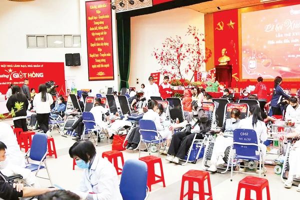 Nhiều bạn trẻ tham gia hiến máu tình nguyện, bổ sung nguồn máu phục vụ công tác điều trị và cấp cứu tại các bệnh viện.