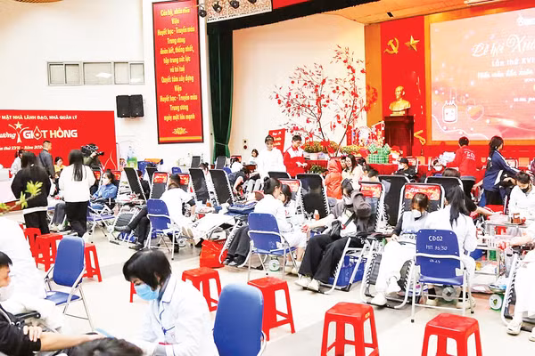 Nhiều bạn trẻ tham gia hiến máu tình nguyện, bổ sung nguồn máu phục vụ công tác điều trị và cấp cứu tại các bệnh viện.