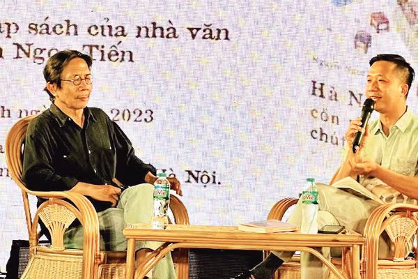 Nhà văn Nguyễn Ngọc Tiến (bên trái) trong buổi giao lưu giới thiệu sách của ông tổ chức đầu tháng 10/2023. 