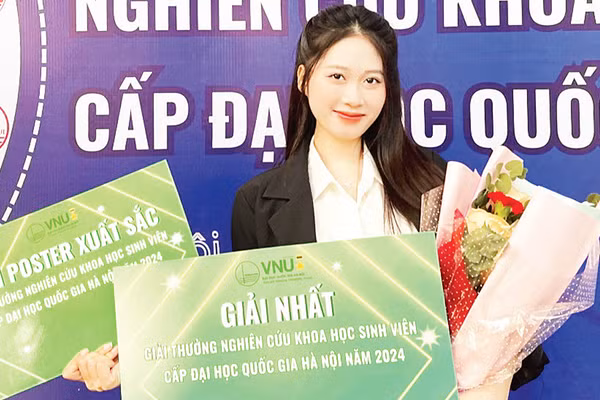 Lê Huyền Trang, sinh viên Khoa Kinh tế phát triển (Trường đại học Kinh tế, Đại học Quốc gia Hà Nội) có nhiều thành tích xuất sắc trong nghiên cứu khoa học. 
