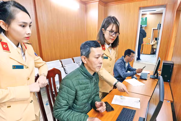 Hướng dẫn người dân làm thủ tục đăng ký cấp, đổi giấy phép lái xe trên Cổng dịch vụ công quốc gia và ứng dụng VNeID.