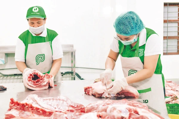 Sản xuất, chế biến thực phẩm từ thịt heo thảo mộc tại Peco Food. 
