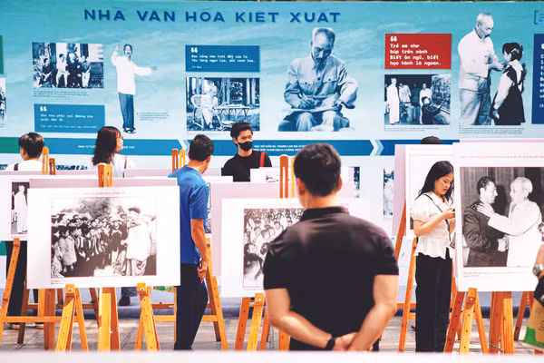 Tại triển lãm, người dân còn có dịp khám phá các tư liệu giá trị về tư tưởng, đạo đức, phong cách Hồ Chí Minh.