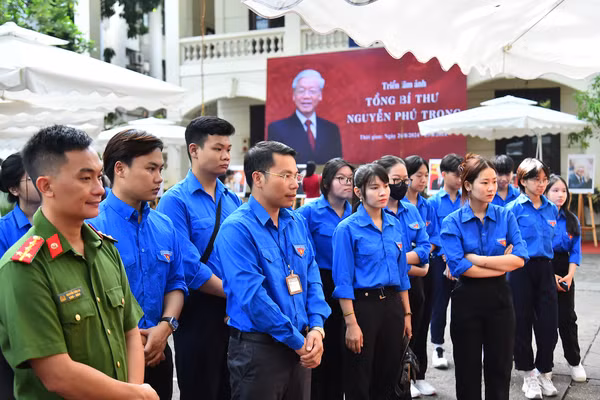 Đoàn viên, thanh niên xã Đông Hội tham quan Triển lãm ảnh “Tổng Bí thư Nguyễn Phú Trọng”