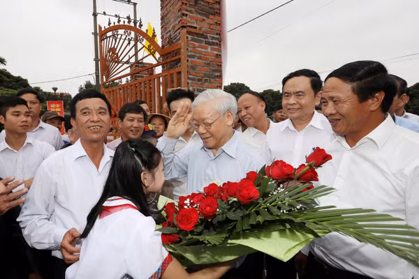 Thiếu nhi thôn Thượng Điện, xã Vinh Quang tặng hoa chào mừngTổng Bí thư Nguyễn Phú Trọng về Hải Phòng dự kỷ niệm 87 năm Ngày truyền thống Mặt trận Tổ quốc Việt Nam, ngày 15/11/2017. Ảnh: Trí Dũng-TTXVN 