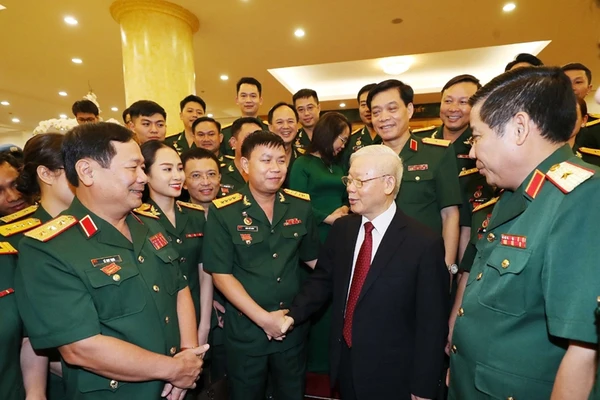 Tổng Bí thư Nguyễn Phú Trọng, Bí thư Quân ủy Trung ương trò chuyện với các đại biểu dự Đại hội đại biểu Đoàn Thanh niên Cộng sản Hồ Chí Minh Quân đội lần thứ X, tháng 10-2022. Ảnh: TTXVN