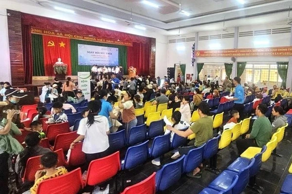 Đông đảo người dân trên địa bàn huyện Ea H'leo đến dự chương trình Ngày hội sức khỏe Ea H'leo để được khám bệnh và cấp thuốc miễn phí. (Ảnh: Báo Nhân Dân)