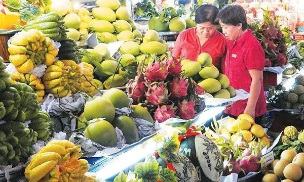 Tiểu thương các chợ loại I và chợ đầu mối sẽ nằm trong danh sách ưu tiên vận động chuyển đổi thành doanh nghiệp. Trong ảnh: Người tiêu dùng mua hàng tại chợ Bến Thành. (Ảnh: nhandan.vn)