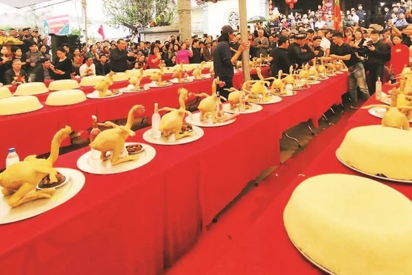 Lễ xôi gà được mang bày trong sân đình chấm thi luôn là phần được dân làng và du khách mong chờ trong hội làng.