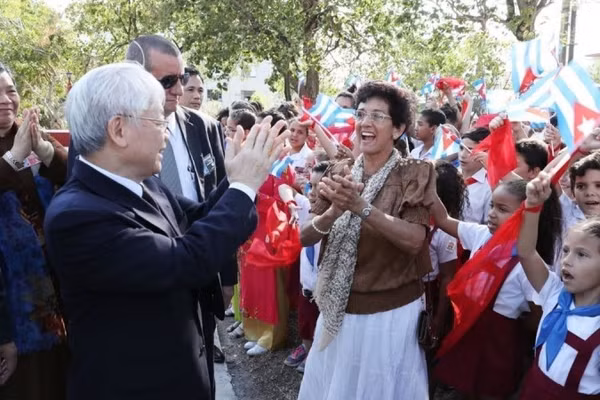 Tổng Bí thư Nguyễn Phú Trọng với nhân dân và học sinh Cuba tại Tượng đài Hồ Chí Minh ở Công viên Hòa Bình, thủ đô La Habana, chiều 28/3/2018. (Ảnh: Trí Dũng/TTXVN)