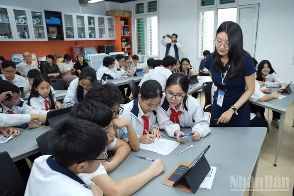 Trong một giờ học bậc trung học cơ sở tại Việt Nam.