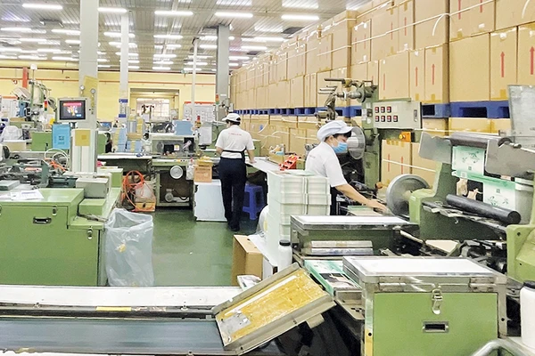 Sản xuất thuốc lá điếu tại Công ty Thuốc lá Sài Gòn (thành viên của Vinataba).