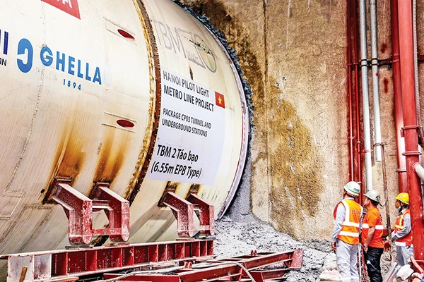 Máy đào TBM thứ 2 mang tên “Táo bạo” khoan những mét hầm đầu tiên.