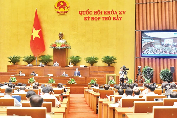 Phiên thảo luận tại hội trường về Quy hoạch Thủ đô Hà Nội thời kỳ 2021-2030, tầm nhìn đến năm 2050 và Đồ án điều chỉnh tổng thể Quy hoạch chung Thủ đô Hà Nội đến năm 2045, tầm nhìn đến năm 2065. (Ảnh ĐĂNG KHOA)