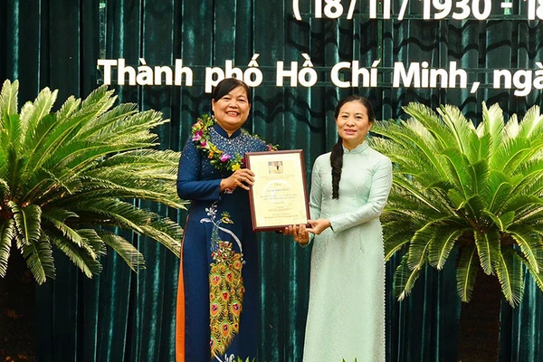 Lãnh đạo Ủy ban Mặt trận Tổ quốc Thành phố Hồ Chí Minh trao giải thưởng Đại đoàn kết toàn dân tộc Thành phố Hồ Chí Minh năm 2022 tặng bà Lê Thị Thu Trà (bên trái).