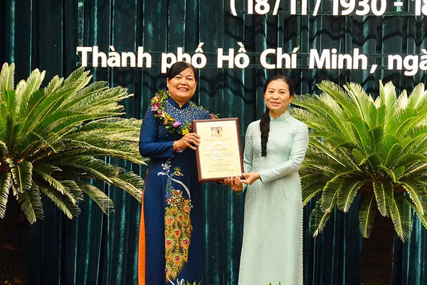Lãnh đạo Ủy ban Mặt trận Tổ quốc Thành phố Hồ Chí Minh trao giải thưởng Đại đoàn kết toàn dân tộc Thành phố Hồ Chí Minh năm 2022 tặng bà Lê Thị Thu Trà (bên trái).