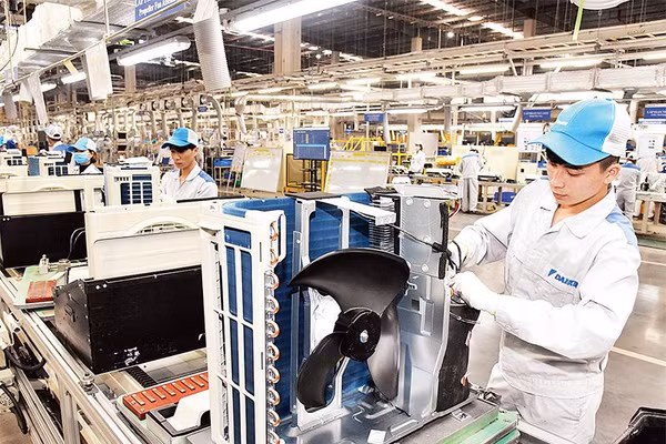  Công nhân Công ty cổ phần Daikin Việt Nam lắp ráp máy điều hòa. Ảnh: ĐẶNG MINH