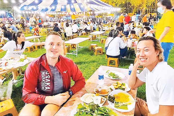 Du khách trải nghiệm tại “Lễ hội Văn hóa ẩm thực, món ngon Saigontourist Group 2023”. (Ảnh: Nhật Xuân)