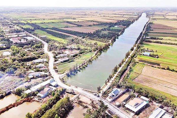 Hồ chứa nước ngọt Kênh Lấp (huyện Ba Tri) diện tích 60 ha, dung tích chứa khoảng 800.000 m3 đang phục vụ nước sinh hoạt cho gần 200.000 người dân. 