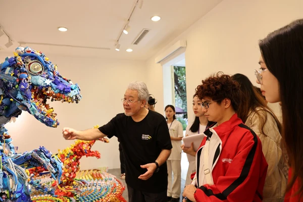 Nghệ sĩ Fuji Hiroshi giao lưu với khán giả trong ngày khai mạc triển lãm tại Hà Nội. Nguồn: JP