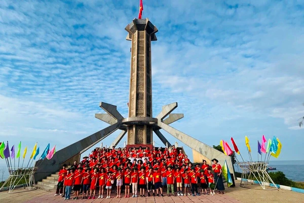 Đoàn thực hiện nghi lễ chào cờ tại đảo Cồn Cỏ. Nguồn: ĐI ĐỂ HIỂU