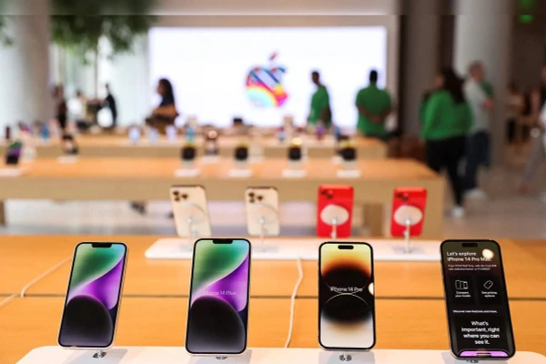 Hành trình đưa những chiếc iPhone sản xuất ở Ấn Độ ngược trở về thị trường Mỹ để né thuế là một biểu hiện bất ổn xã hội.