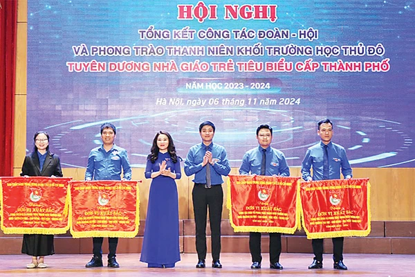 Nhiều cơ sở đoàn thuộc Thành đoàn Hà Nội được Trung ương Đoàn, Trung ương Hội Sinh viên Việt Nam tặng cờ thi đua.