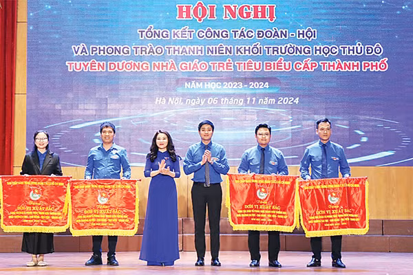 Nhiều cơ sở đoàn thuộc Thành đoàn Hà Nội được Trung ương Đoàn, Trung ương Hội Sinh viên Việt Nam tặng cờ thi đua.