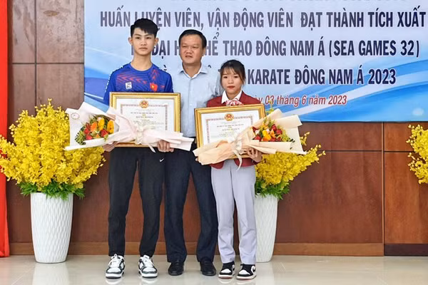 Ông Đào Mỹ, Phó Chủ tịch UBND tỉnh Phú Yên tặng bằng khen cho vận động viên Lê Thị Tuyết và Văn Minh Hiếu.