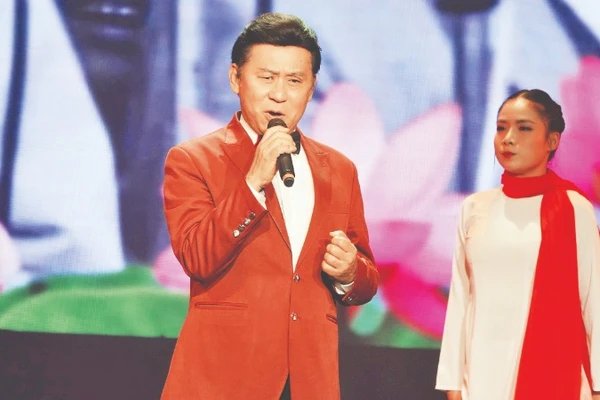 Nghệ sĩ Nhân dân Tạ Minh Tâm biểu diễn trong chương trình nghệ thuật “Con đường thế kỷ Người đi”, nhân kỷ niệm 113 năm Ngày Bác Hồ ra đi tìm đường cứu nước (5/6/1911-5/6/2024). (Ảnh: MẠNH HẢO)