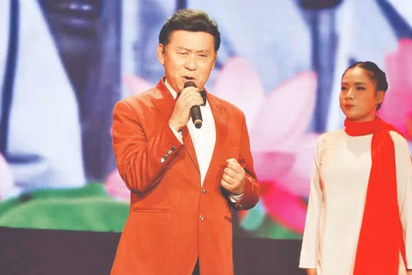 Nghệ sĩ Nhân dân Tạ Minh Tâm biểu diễn trong chương trình nghệ thuật “Con đường thế kỷ Người đi”, nhân kỷ niệm 113 năm Ngày Bác Hồ ra đi tìm đường cứu nước (5/6/1911-5/6/2024). (Ảnh: MẠNH HẢO)