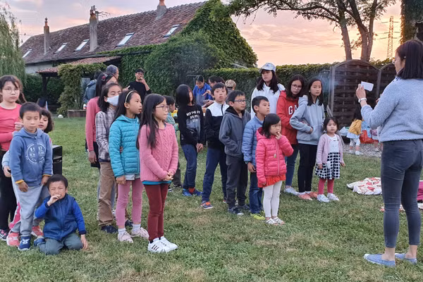 Một buổi học ngoài trời của nhóm Cánh Diều.