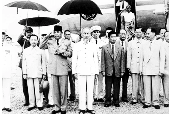 Chủ tịch Hồ Chí Minh cùng một số thành viên Chính phủ đón Tổng thống Indonesia Sukarno sang thăm Việt Nam tại sân bay Gia Lâm ngày 24/6/1959.
