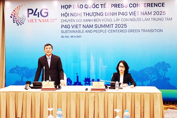 Thứ trưởng Ngoại giao Nguyễn Minh Vũ (trái) phát biểu tại họp báo.