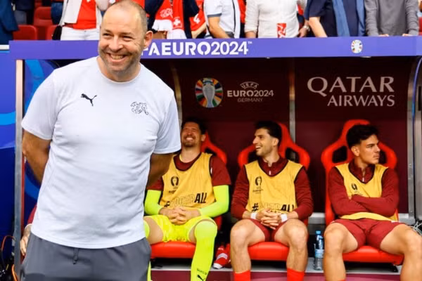 Roger Kaspar và các cầu thủ Thụy Sĩ trước trận đấu tứ kết với tuyển Anh, Dusseldorf Arena, Dusseldorf, Đức. (Ảnh: Reuters) 