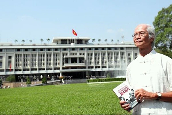 Kiến trúc sư Nguyễn Hữu Thái thăm lại Dinh Độc Lập - nay là Hội trường Thống Nhất. Ảnh | NVCC