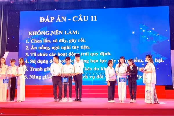 Các bạn trẻ tranh tài trong cuộc thi hùng biện về người Hà Nội thanh lịch, văn minh.