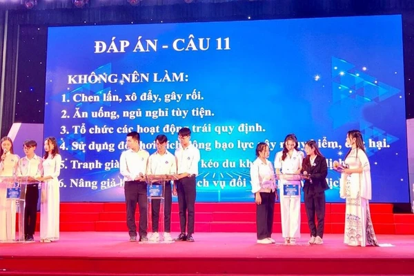 Các bạn trẻ tranh tài trong cuộc thi hùng biện về người Hà Nội thanh lịch, văn minh.