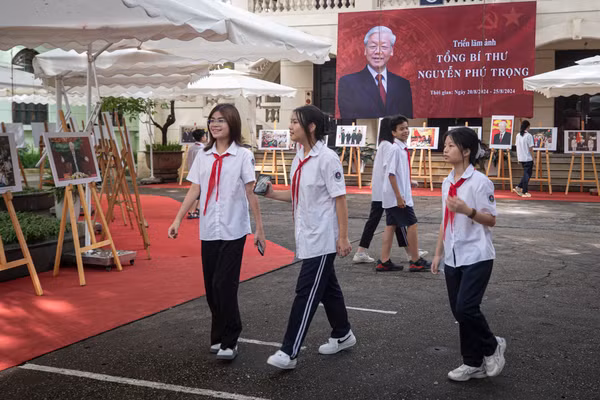 Giáo viên và học sinh trường THCS Hoàn Kiếm tham quan triển lãm ảnh.