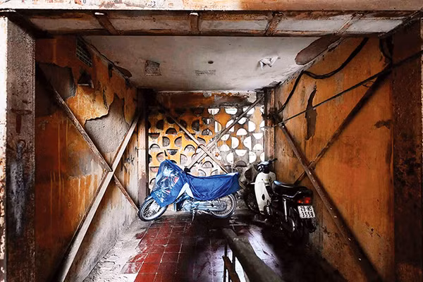 Nhà G6A Thành Công (quận Ba Đình) sử dụng từ năm 1987, hiện nay thuộc diện nhà nguy hiểm cấp độ D, một trong những khu nhà nguy hiểm nhất tại Hà Nội.