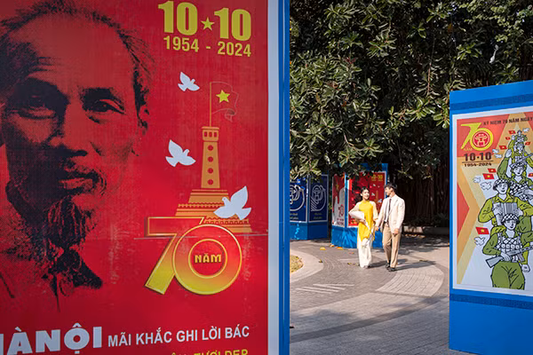Thành phố Hà Nội trang hoàng nhân dịp kỷ niệm 70 năm Ngày Giải phóng Thủ đô. Ảnh: SƠN TÙNG