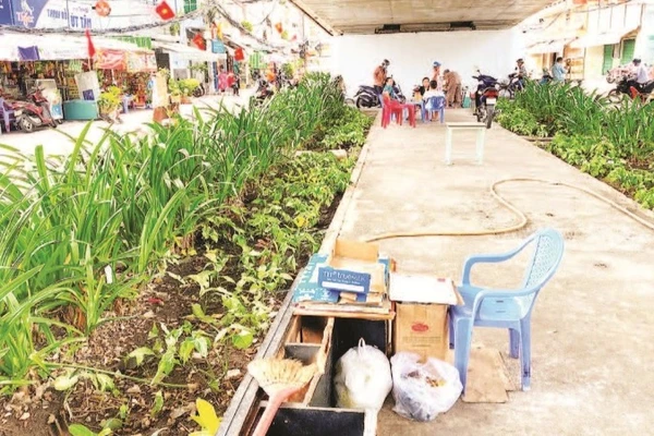 Gầm cầu Chánh Hưng, Quận 8 trở thành nơi bỏ đồ cũ, tập trung các quán nước, bán đồ ăn, điểm tụ tập của người vãng lai. (Ảnh QUÝ HIỀN)